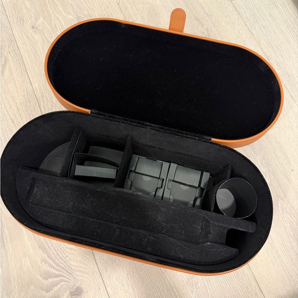 Dyson Air BOX only with 2 brush attachments - Picture 5 of 7